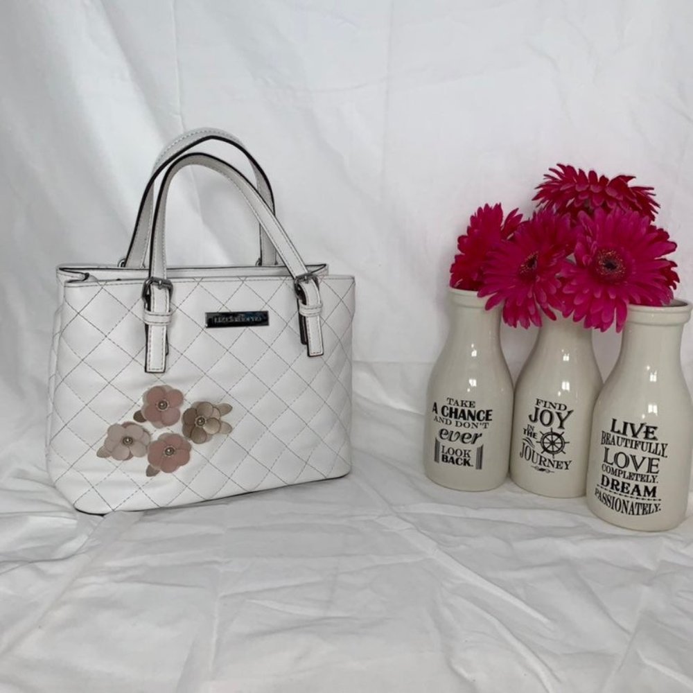 ❌SOLD❌ Liz Clairborne white purse with floral appliqué. Small